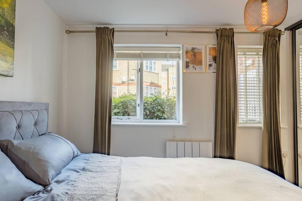 Bright &Spacious One Bedroom Flat Off Canary Wharf London Exterior photo